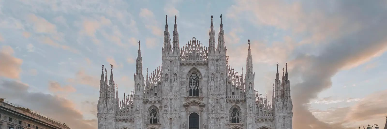 Il Duomo di Milano all'alba, con la piazza quasi vuota